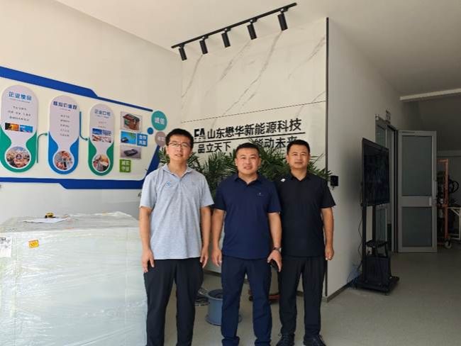 男人站在墙边 AI 生成的内容可能不正确。 男人站在墙边 AI 生成的内容可能不正确。