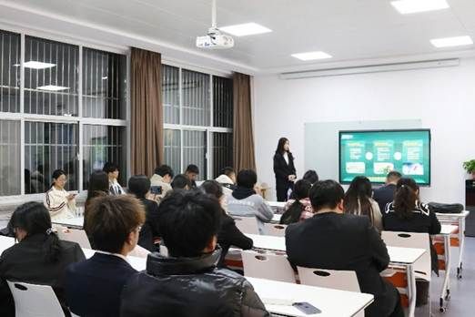 会议室里的人们 AI 生成的内容可能不正确。